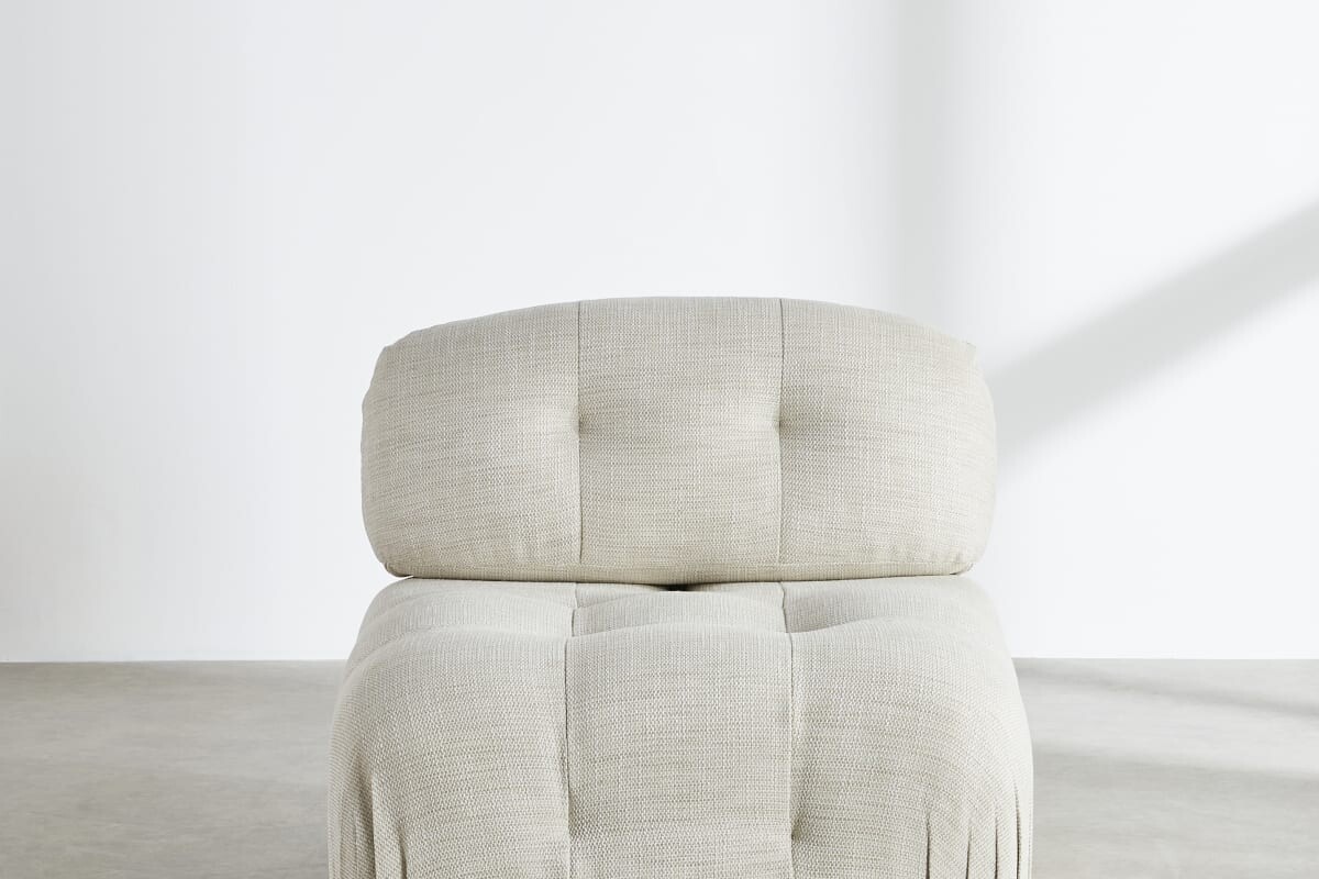 Dettaglio laterale del modulo PUMPIT in tessuto beige sabbia