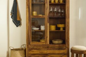Un tocco color ocra sul piano cucina: il portafrutta in gres di Maisons du Monde che fa subito arredo