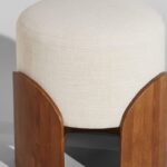 Pouf Natacha di Maisons du Monde in cotone écru con base in acacia scura