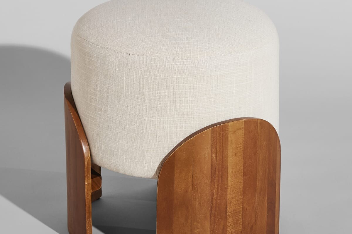 Dettaglio del pouf Natacha in cotone écru con struttura in acacia scura